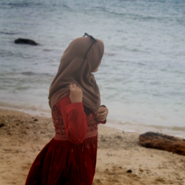 Wanita Mengunakan Hijab