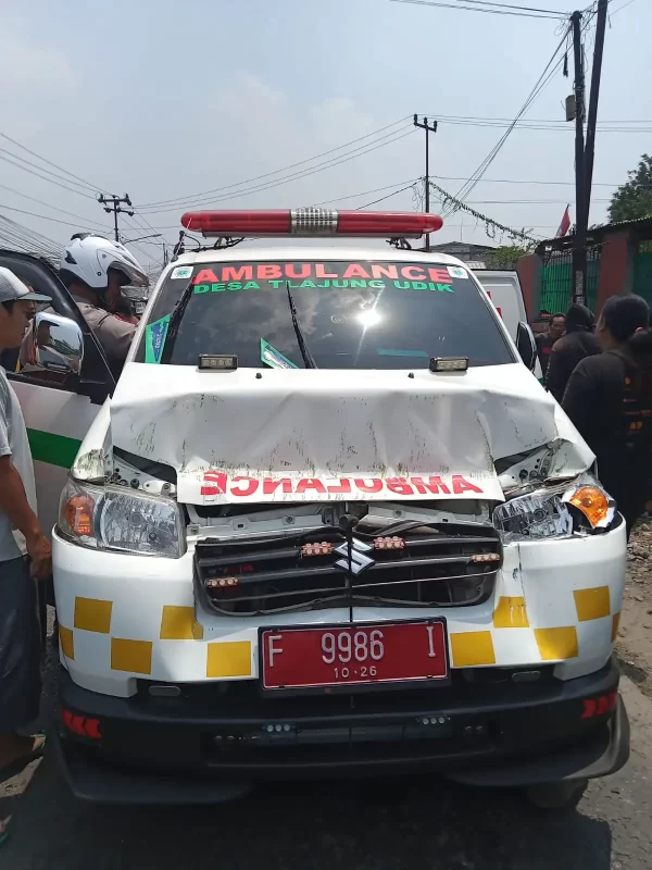 Mobil Ambulans Tlajung Udik Ringsek Setelah Dibawa ODGJ dan Menabrak Tronton