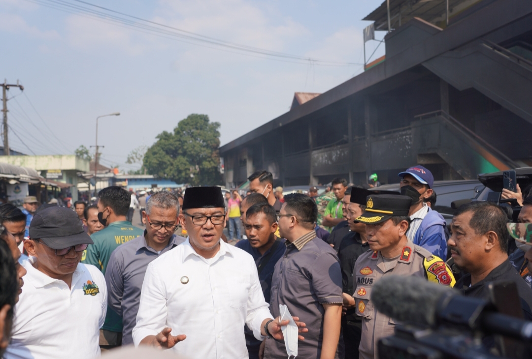 Bupati Bogor Iwan Setiawan di lokasi kebakaran Pasar Leuwiliang