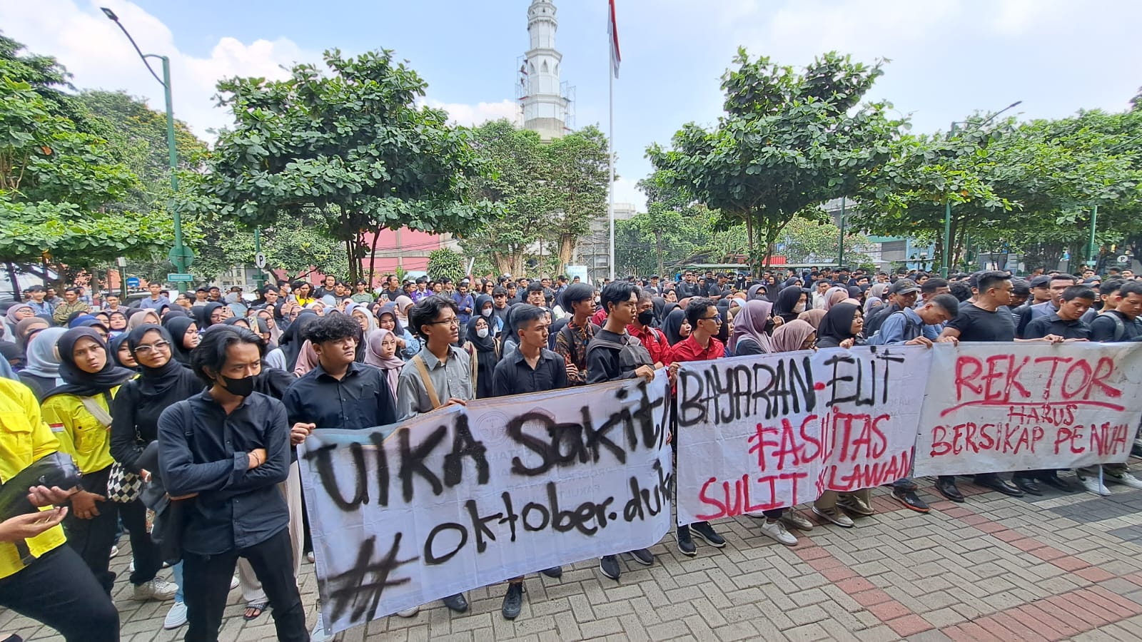 Ratusan Mahasiswa UIKA Bogor menggelar unjuk rasa di depan Gedung Rektorat UIKA Bogor. Mereka menuntut kasus dugaan pelecehan seksual yang dilakukan oknum dosen kepada mahasiswinya diusut sampai tuntas