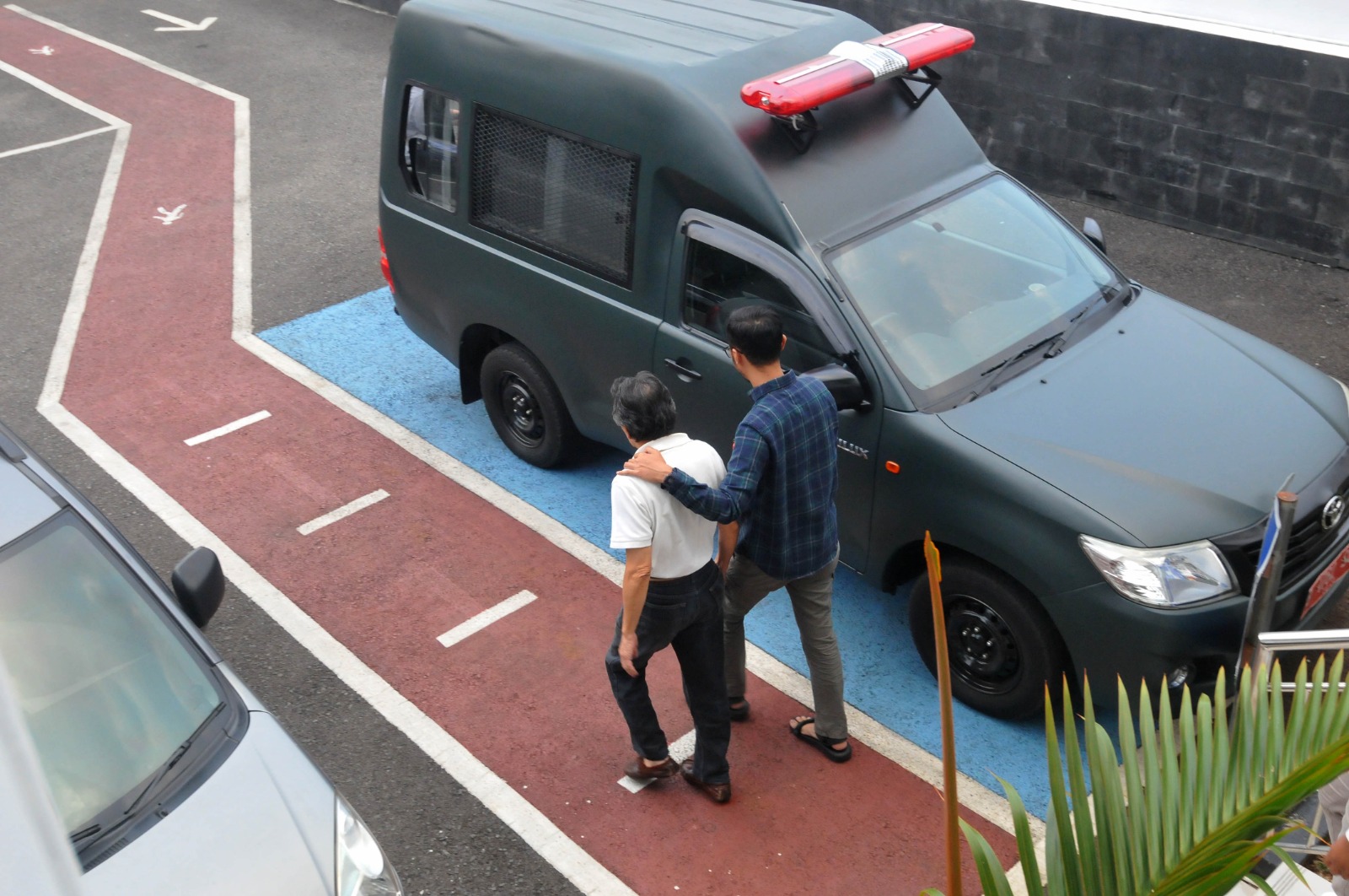 erdakwa kasus penipuan Edward Benjamin dijemput paksa oleh petugas Kejari Kabupatn Bogor untuk dijebloskan ke dalam penjara (Selo/rasioo.id)