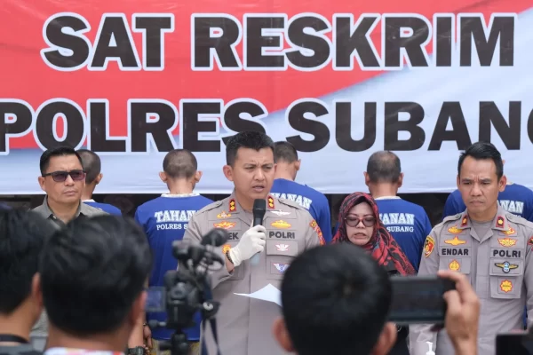 Kapolres Subang AKBP Ariek Indra Sentanu didampingi Wakapolres Subang, Kompol Endar Supriatna serta Kasat Reskrim Polres Subang IPTU Herman Saputra, dalam konferensi perss di halaman Mapolres Subang (Foto : Tribratapolri)
