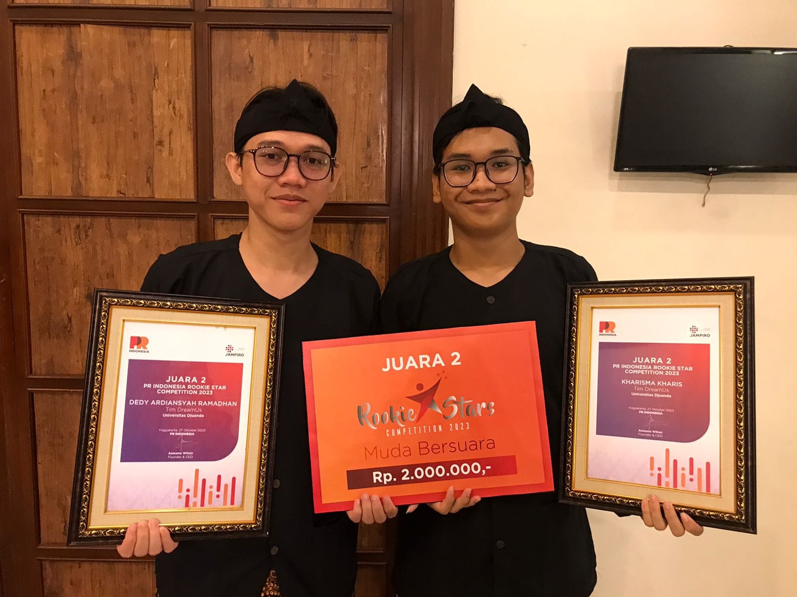 mahasiswa Sains Komunikasi Dedy Ardiansyah Ramadhan semester 7 dan Kharisma Kharis semester 5 dari Tim DreamUs berhasil meraih Juara Dua Lomba Public Relations (PR) Rookie Star