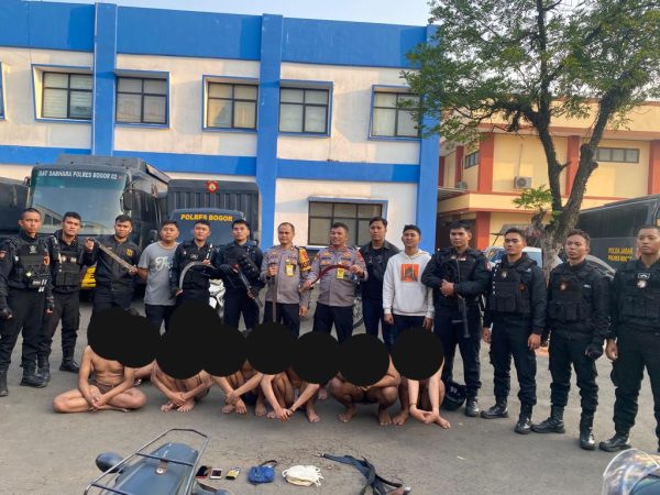 Sat Sapmapta Polres Bogor menciduk sejumlah pemuda yang berkeliaran dengan senjata tajam di Kawasan Stadion Pakansari, Cibinong, Kabupaten Bogor, Jawa Barat.