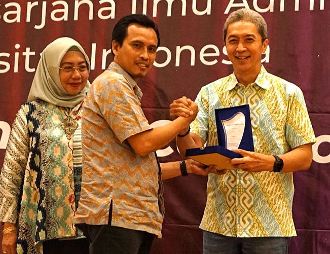 Wakil Walikota Bogor Dedie Rachim saat menerima penghargaan dari UI