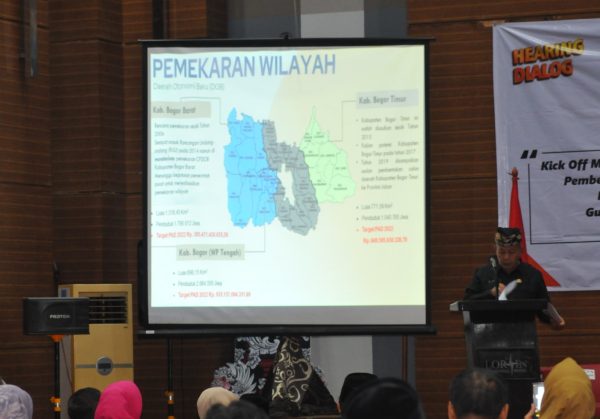 Sekda, Burhanudin menjelaskan potensdi wilayah Daerah Pemekaran di Bogor Brat. foto : Selo
