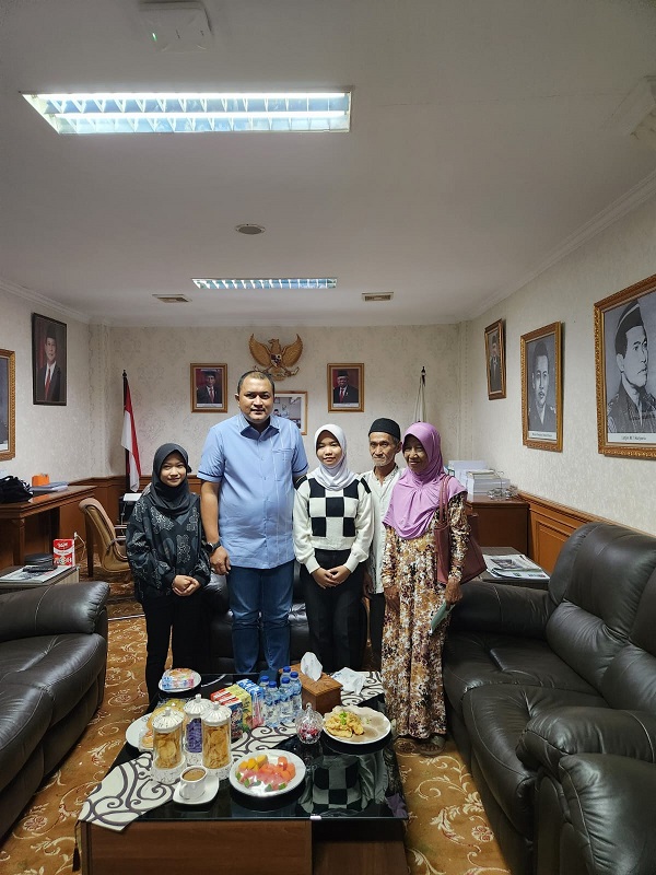 Ketua DPRD Rudy Susmanto Saat Berikan Bantuan Biaya Untuk Siswa Putus Sekolah