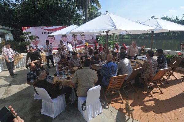j Bupati Bogor bersama Ketua DPRD Kabupaten Bogor Rudy Susmanto dan sejumlah nggota lainnya menggelar ramah tamah sambil membahas kondusifitas daerah jelang pemilu 2024