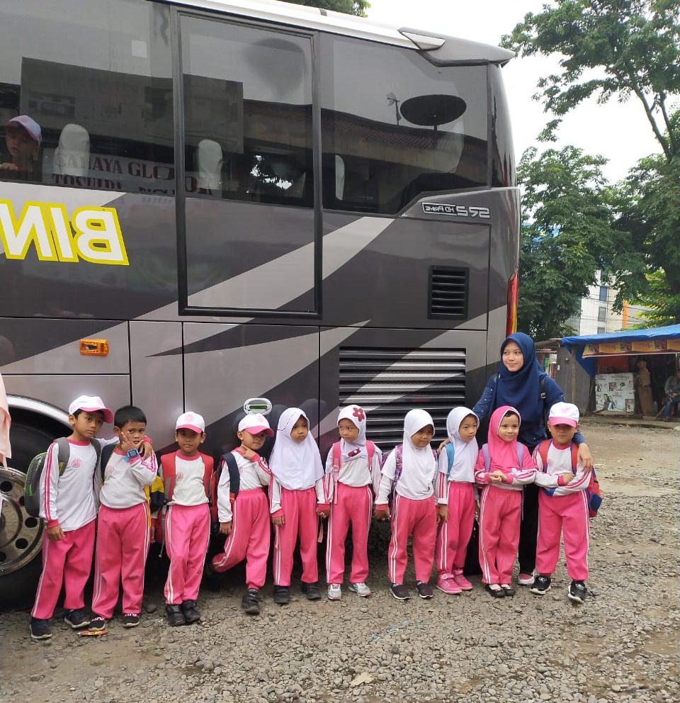 Ilustrasi transportasi umum bus listrik