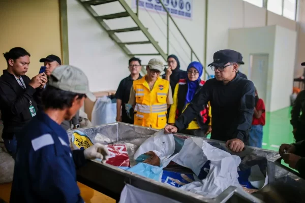 Wali Kota Bogor, Bima Arya meninjau proses pengolahan limbah APK di TPS 3R Mekarwangi. Sampah tersebut diubah jadi bahan konstruksi (humas)