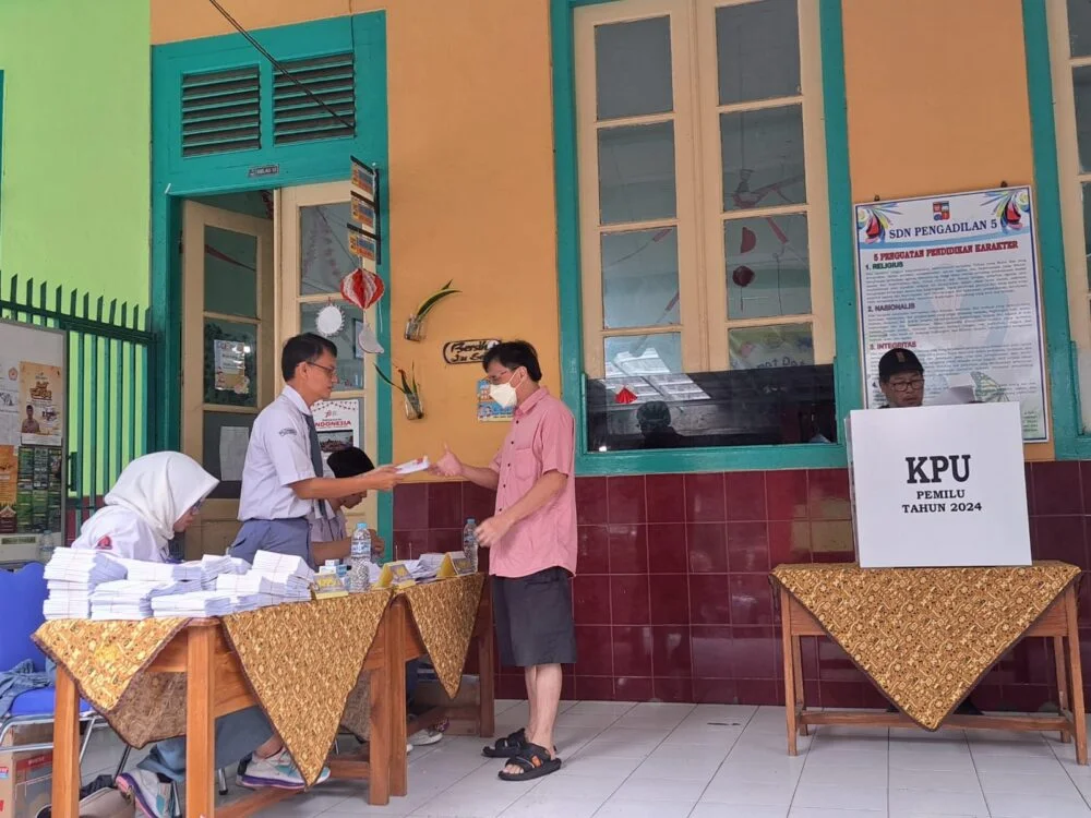 akai Seragam SMA : Para KPPS TPS 02, Kelurahan Pabaton mengenakan seragam sekolah menyambut para pemilih, Rabu (14/2).