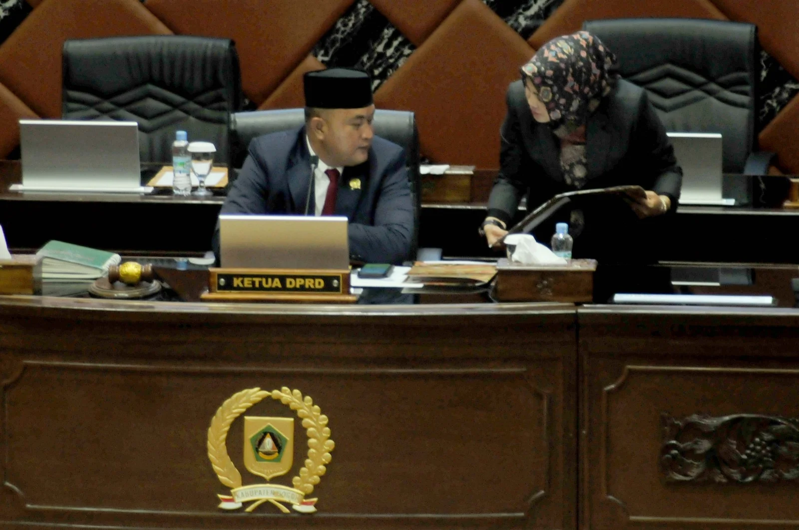 Ketua DPRD Kabupaten Bogor, Rudy Susmanto saat memimpin Rapat