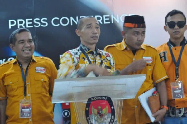 Ketua DPC Hanura Kabupaten Bogor Daen Nuhdiana saat memberikan keterangan pers usai mendaftarkan bacaleg Hanura ke KPU Kabupaten Bogor