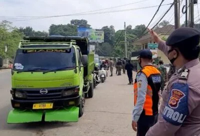 Petugas gabungan melakukan razia terhadap angkutan tambang yang melintas di Jalan Parungpanjang