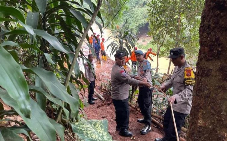 Petugas Gabungan mencari korban tertimbun longsor di hari kedua yang berada di Desa Sentul, Kecamatan Babakan Madang, Kabupaten Bogor.(dok.BPBD Kab.Bogor)
