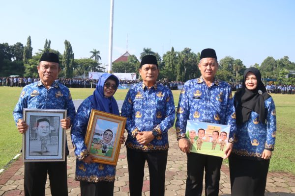 Camat Cibinong Acep Sajidin Bersama dua aparatur kelurahan dan satu guru Sekolah Dasar (SD) yang purna bhakti