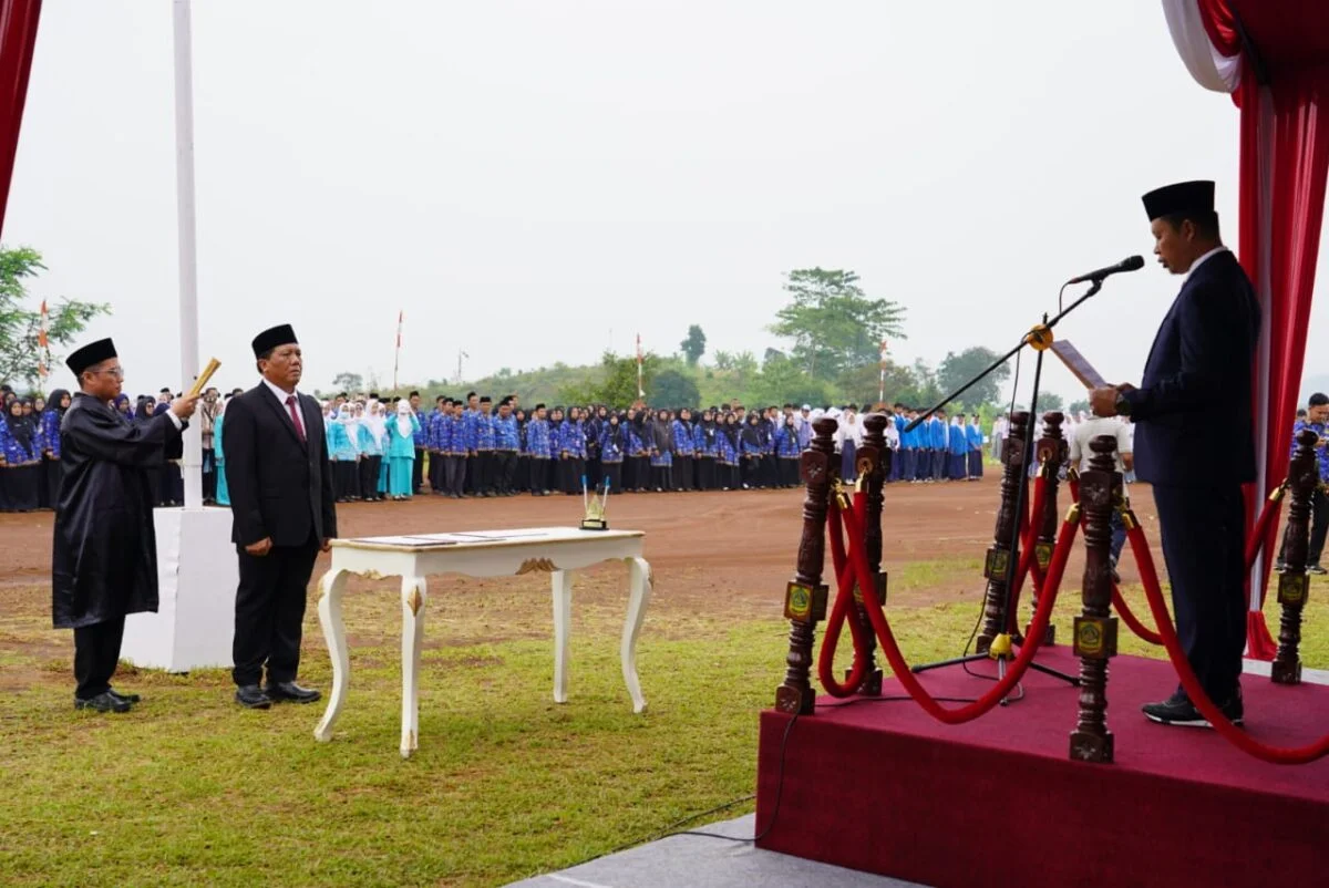 Pj Bupati Bogor Asmawa Tosepu melantik Suryanto Putra menjadi Pj Sekda Kabupaten Bogor menggantikan Burhanudin yang purna tugas.