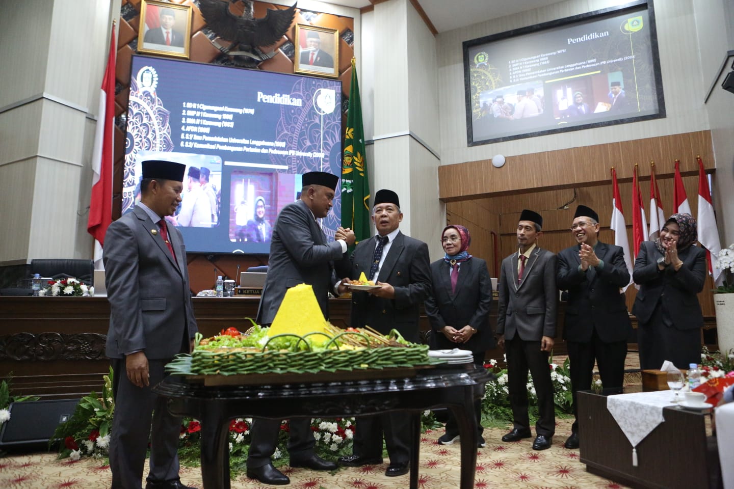 Pimpinan DPRD Kabupaten Bogor menggelar acara perpisahan dengan Sekda Kabupaten Bogor Burhanudin yang memasuki masa pensiun