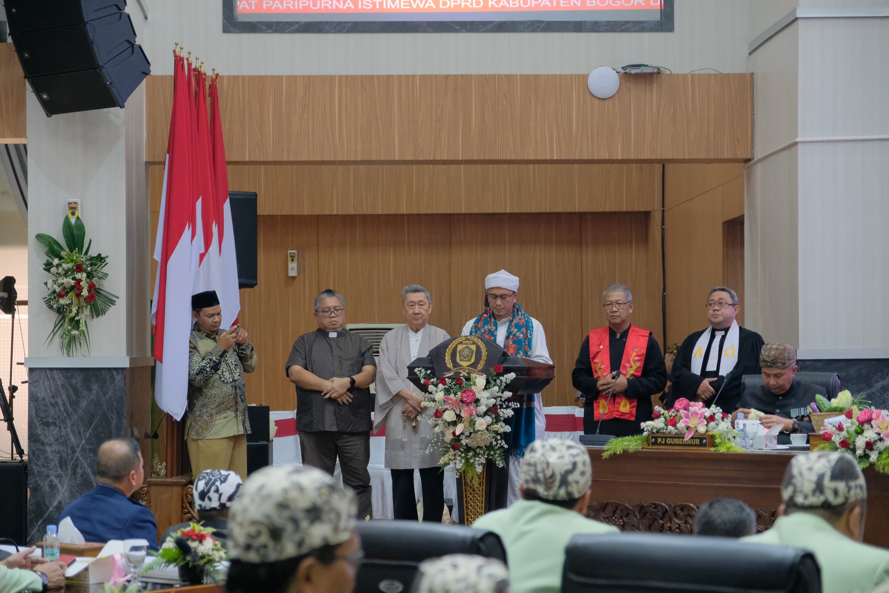 Sejumlah tokoh berbagai agama yang hadir dalam sidang paripurna