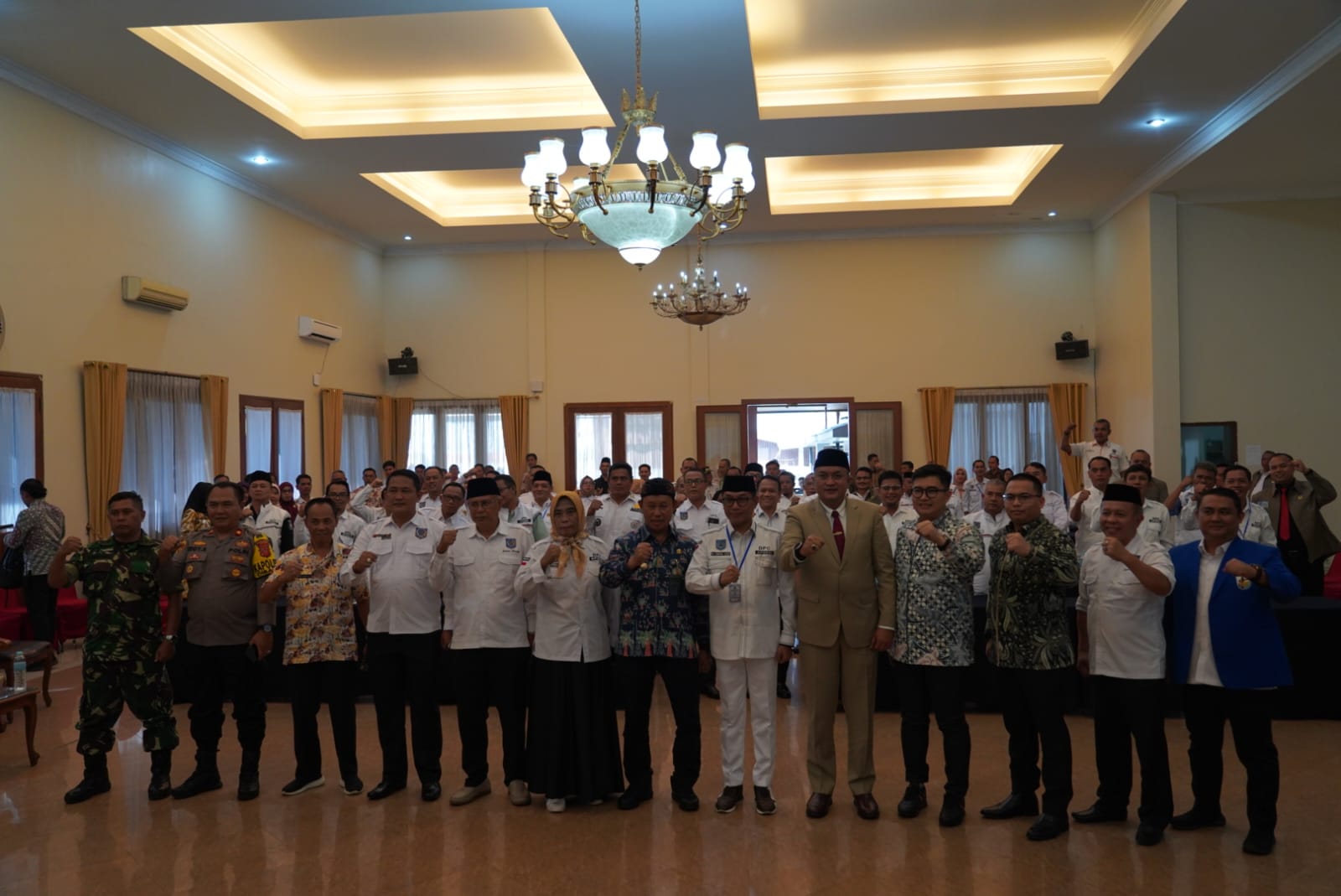 Ketua DPRD Kabupaten Bogor, Rudy Susmanto bersama jajaran Pengurus DPC APDESI Kabupaten Bogor periode 2024-2029. Foto: humas